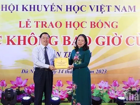 Phó Chủ tịch nước Võ Thị Ánh Xuân trao học bổng 'Học không bao giờ cùng' cho 250 cá nhân tiêu biểu