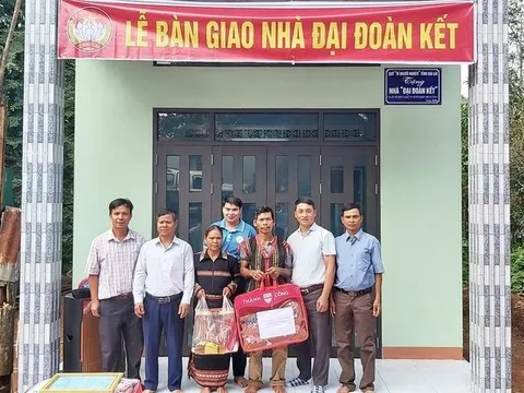 Gia Lai: Trao tặng 3 căn nhà 'Đại đoàn kết' cho hộ nghèo huyện Đức Cơ