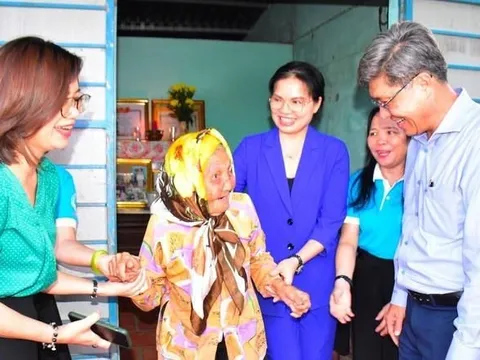 Chủ tịch Hội LHPN Việt Nam thăm, tặng quà Mẹ Việt Nam anh hùng, gia đình chính sách tại Bình Thuận