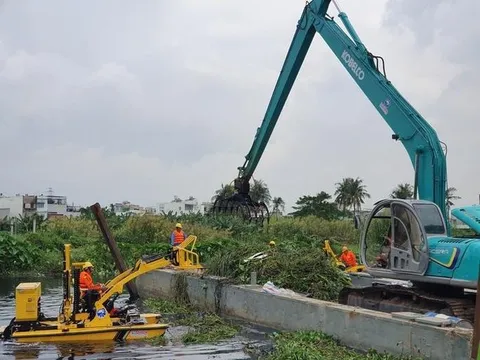 TP HCM chi 8,5 tỷ đồng thuê máy vớt rác trên sông Sài Gòn