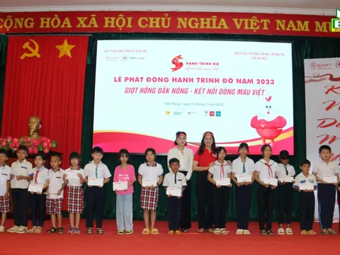 Tặng quà, học bổng cho học sinh, người dân khó khăn trên địa bàn tỉnh Đắk Nông