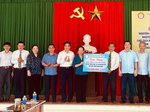 Trung ương Hội Khuyến học Việt Nam trao học bổng cho học sinh con thương binh, liệt sĩ, bộ đội tại Quảng Nam