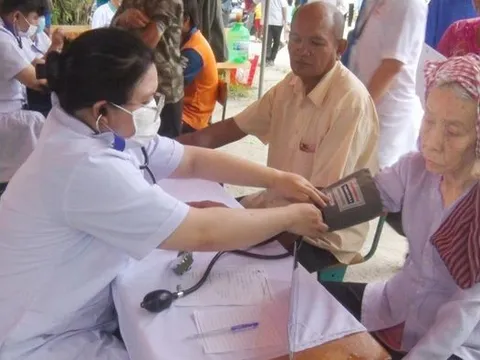 An Giang: Khám bệnh, tặng quà cho 400 người dân và học sinh Khmer có hoàn cảnh khó khăn