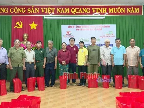 Bình Phước: 150 phần quà và học bổng tặng hộ nghèo, học sinh có hoàn cảnh khó khăn