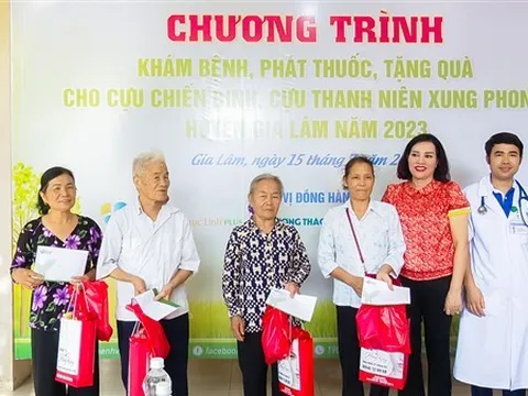 Hà Nội: Hàng trăm cựu thanh niên xung phong huyện Gia Lâm được khám bệnh, cấp thuốc và tặng quà