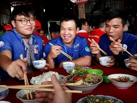 Những bữa cơm ấm áp nghĩa tình