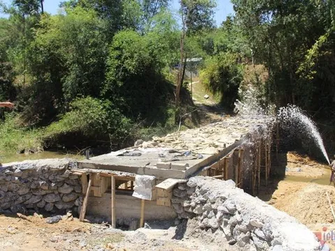 Ba mẹ con nghèo chắt chiu, góp trăm triệu xây cầu vượt lũ