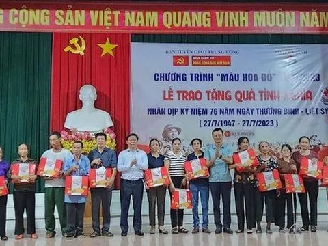 Chương trình Màu hoa đỏ trao, tặng quà các gia đình chính sách tại tỉnh Hà Tĩnh