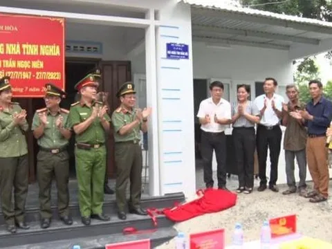 Khánh Hòa: Công an tỉnh và UBMTTQ Việt Nam TP. Cam Ranh bàn giao nhà tình nghĩa cho 2 gia đình