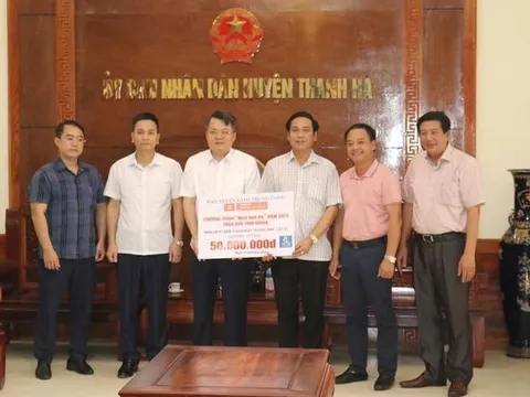 Chương trình Màu hoa đỏ trao tặng 100 suất quà cho các gia đình chính sách tại Hải Dương