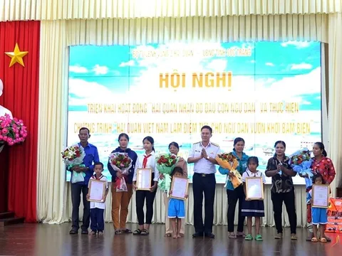 Bộ Tư lệnh Vùng 2 Hải quân nhận đỡ đầu 15 cháu là con của ngư dân