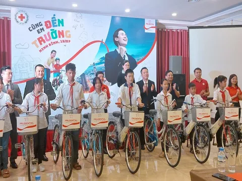 Trao tặng xe đạp cho học sinh vượt khó tại tỉnh Ninh Bình