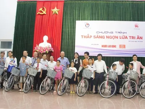 Trao tặng 50 xe đạp và 50 suất học bổng cho các học sinh nghèo vượt khó tại Quảng Trị