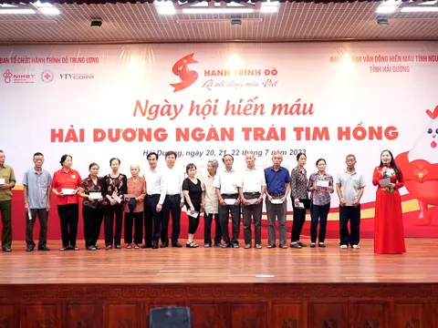 Người Hải Dương vượt mưa tham gia Hành trình Đỏ 2023