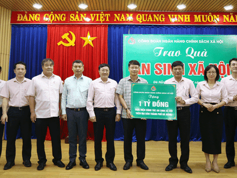 Ngân hàng Chính sách xã hội Việt Nam trao tặng1 tỷ đồng cho Đà Nẵng thực hiện an sinh xã hội