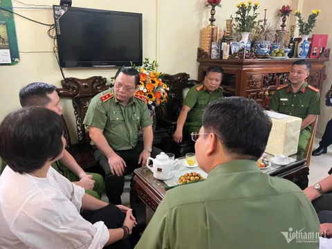 Công an Hà Nội thăm hỏi, tặng quà thân nhân liệt sĩ và cán bộ thương binh