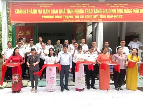 Bàn giao Nhà tình nghĩa và tặng quà cho người có công với cách mạng
