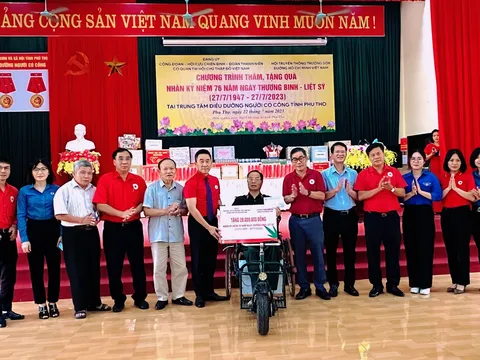 Hội Chữ thập đỏ Việt Nam: Thăm, tặng qùa người có công, gia đình chính sách, thương bệnh binh tại thị xã Phú Thọ, tỉnh Phú Thọ