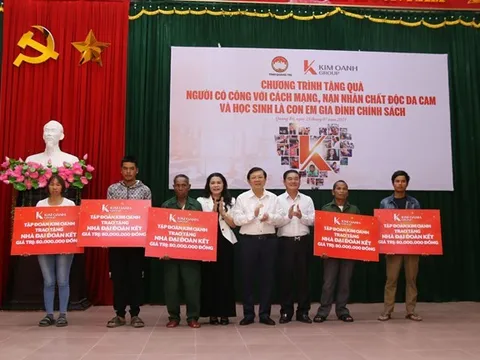 Phó Chủ tịch Nguyễn Hữu Dũng trao 500 phần quà, 8 nhà Đại đoàn kết cho gia đình chính sách trên địa bàn tỉnh Quảng Trị