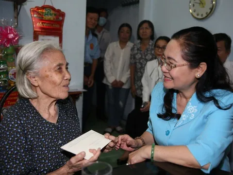 Lãnh đạo TP HCM thăm người có công với cách mạng
