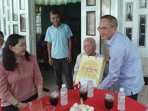 Thăm, tặng quà Bà mẹ Việt Nam Anh hùng ở Bạc Liêu