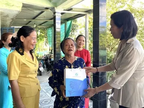 Thăm, tặng quà Mẹ Việt Nam Anh hùng và gia đình chính sách tại Thừa Thiên - Huế