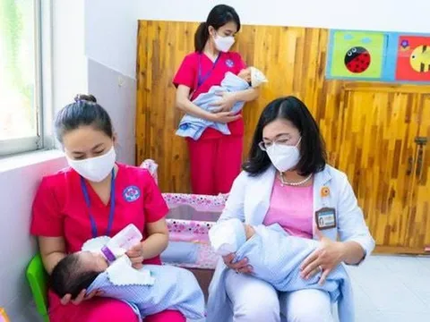 Khám sức khỏe miễn phí cho 259 trẻ em chào đời trong tâm dịch COVID-19