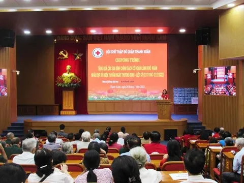 Hà Nội: Hội Chữ thập đỏ quận Thanh Xuân trao quà cho 156 gia đình chính sách có hoàn cảnh khó khăn