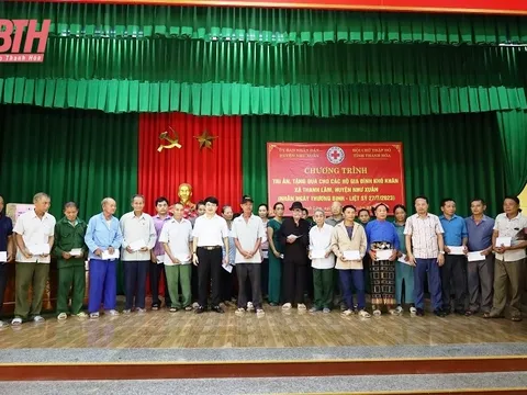 Hội Chữ thập đỏ tỉnh Thanh Hóa trao quà cho các gia đình chính sách tại xã Thanh Lâm