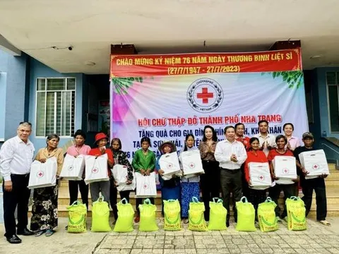 Hội Chữ thập đỏ TP. Nha Trang: Tặng 100 suất quà cho gia đình chính sách, hộ nghèo, khó khăn