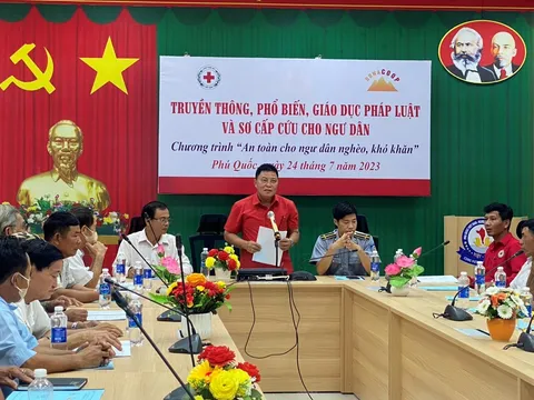 Truyền thông phổ biến, giáo dục pháp luật và sơ cấp cứu gắn với tặng cờ Tổ quốc cho ngư dân nghèo TP Phú Quốc