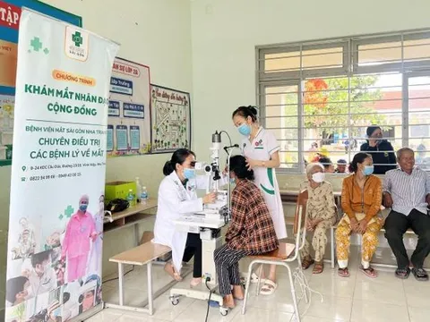 Khám mắt miễn phí cho người dân tại Khánh Hòa