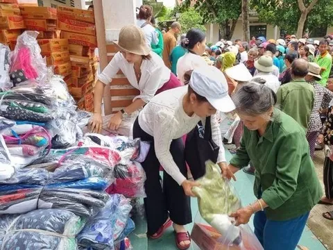 Gia Lai: Tặng 500 suất quà cho người nghèo và học sinh khó khăn huyện Phú Thiện