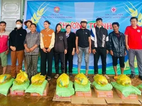 Gia Lai: Tặng quà cho người nghèo và học sinh khó khăn tại huyện Chư Prông