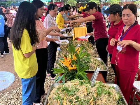 Buffet chay thu về 120 triệu đồng gây quỹ vì người nghèo