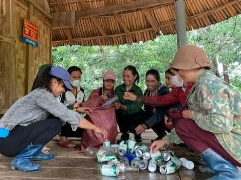 'Biến rác thành tiền' hỗ trợ cho người dân khó khăn ở Kon Tum