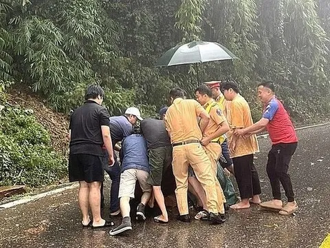 Hình ảnh các chiến sĩ CSGT đèo Bảo Lộc dọn đá sạt lở trước lúc hy sinh