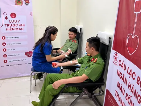 Nhân viên y tế và chiến sĩ công an hiến máu cứu bệnh nhân qua cơn nguy kịch