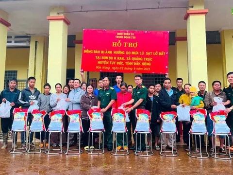 Trung đoàn 726 hỗ trợ 45 phần quà cho người dân vùng đất bị nứt gãy