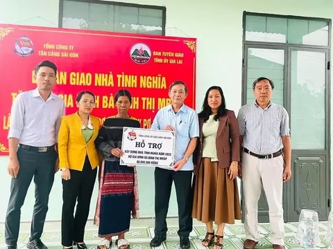 Gia Lai: Trưởng ban Tuyên giáo Tỉnh ủy Huỳnh Thế Mạnh trao nhà tình nghĩa cho hộ nghèo