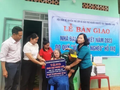 Kom Tum: Trao nhà cho 2 hộ có hoàn cảnh khó khăn