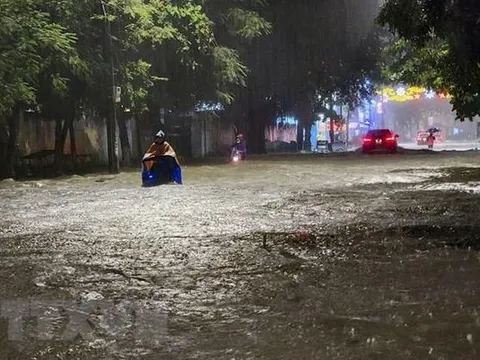 Chiều nay (3/8), Hà Nội mưa rất to