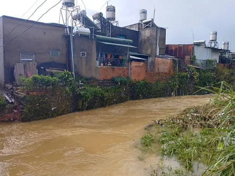 Lâm Đồng: Trắng đêm giúp dân chống ngập lụt, lũ quét, sạt lở đất