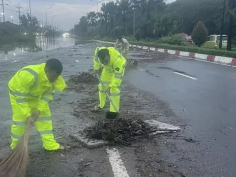 Công an dầm mưa, hỗ trợ, giúp đỡ người dân dọn đường, vượt ngập an toàn