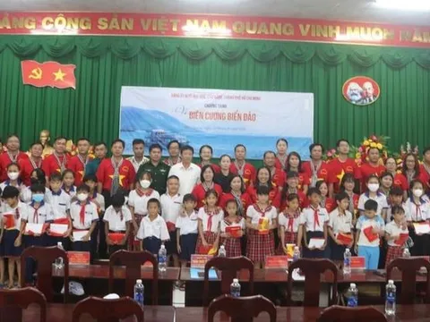 Trao 50 suất học bổng cho học sinh có hoàn cảnh khó khăn