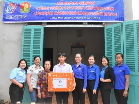 Bàn giao nhà cho đội viên có hoàn cảnh khó khăn