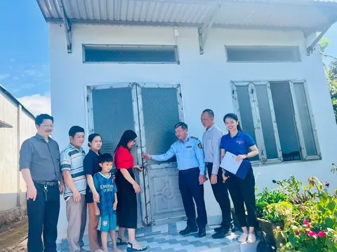 Cục QLTT Đắk Lắk trao tặng 2 nhà tình thương cho người nghèo