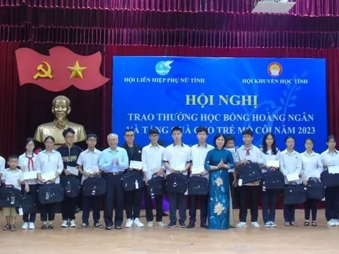 Nam Định: Trao 162 suất học bổng Hoàng Ngân và quà tặng trẻ mồ côi