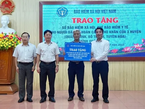 Gần 700 sổ BHXH, thẻ BHYT đươc tặng cho người dân có hoàn cảnh khó khăn tại Quảng Bình