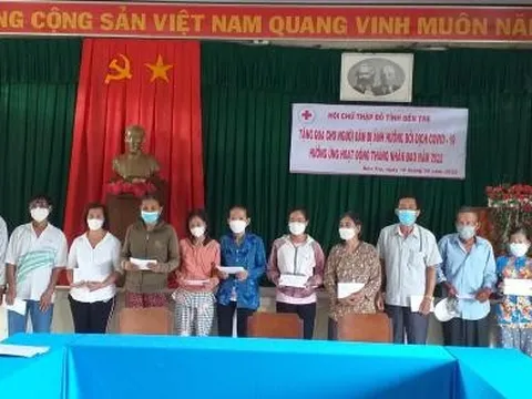 Hội Chữ thập đỏ tỉnh Bến Tre tổ chức trao tặng quà cho các hộ nghèo khó khăn bị ảnh hưởng bởi dịch Covid-19